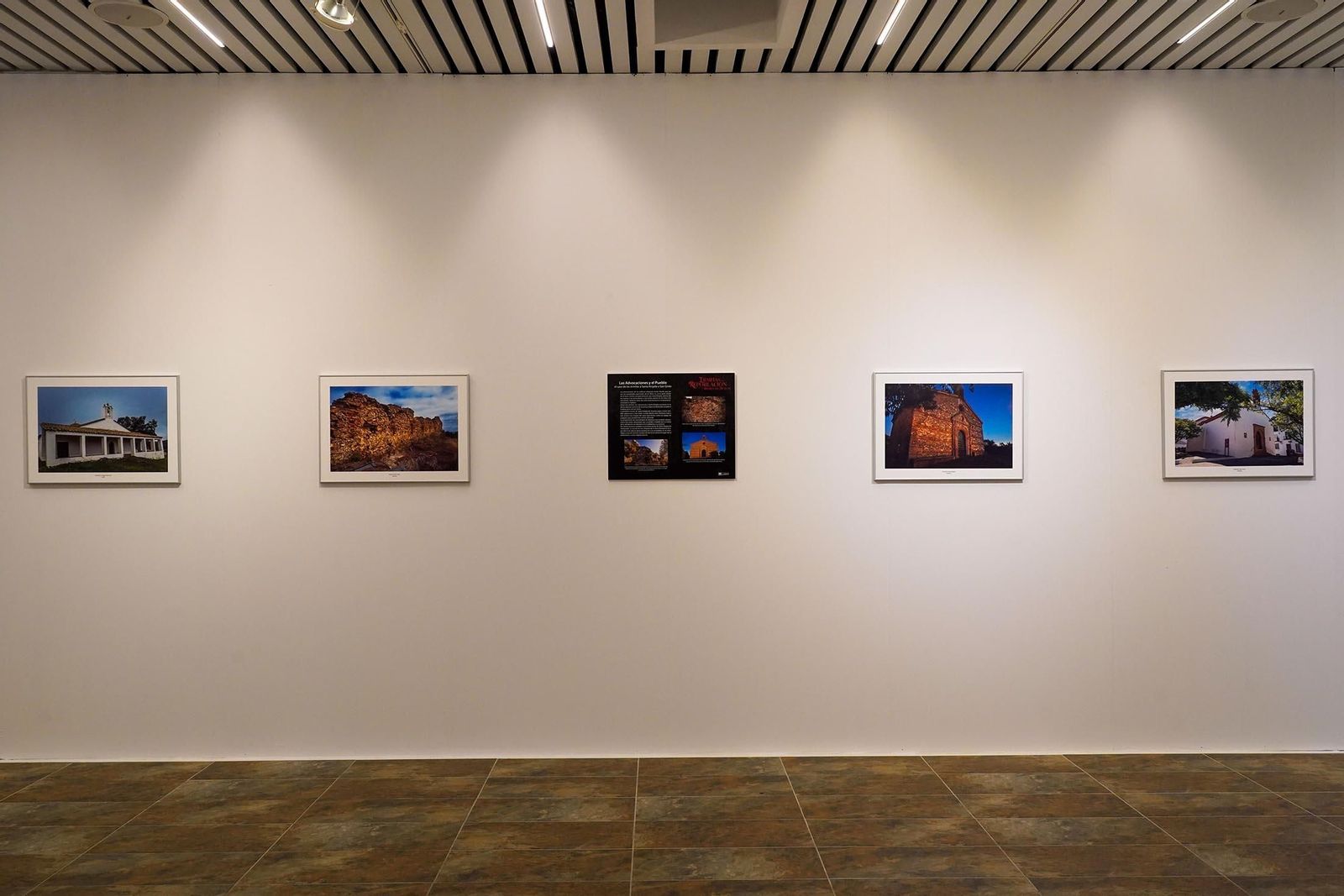 Imágenes de la inauguración de la exposición 'Ermitas de repoblación en la Sierra de Huelva' por La diputada de Cultura, Gracia Baquero, y el autor de la exposición, Jorge Garrido.