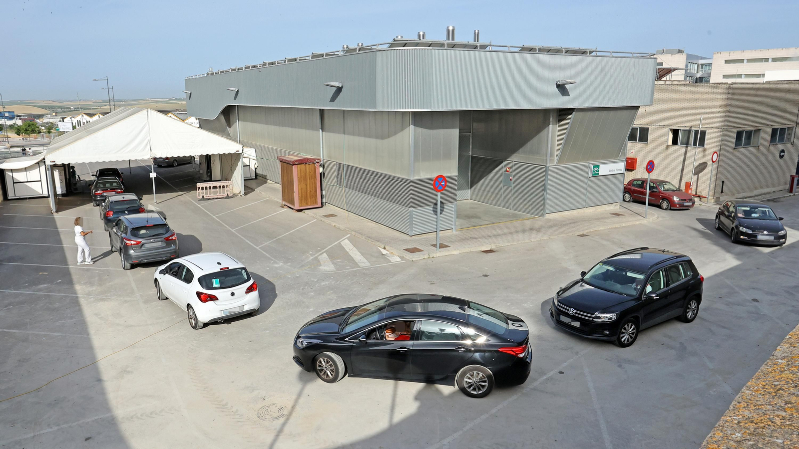 Vehículos en cola en el autocovid del Hospital de Jerez.