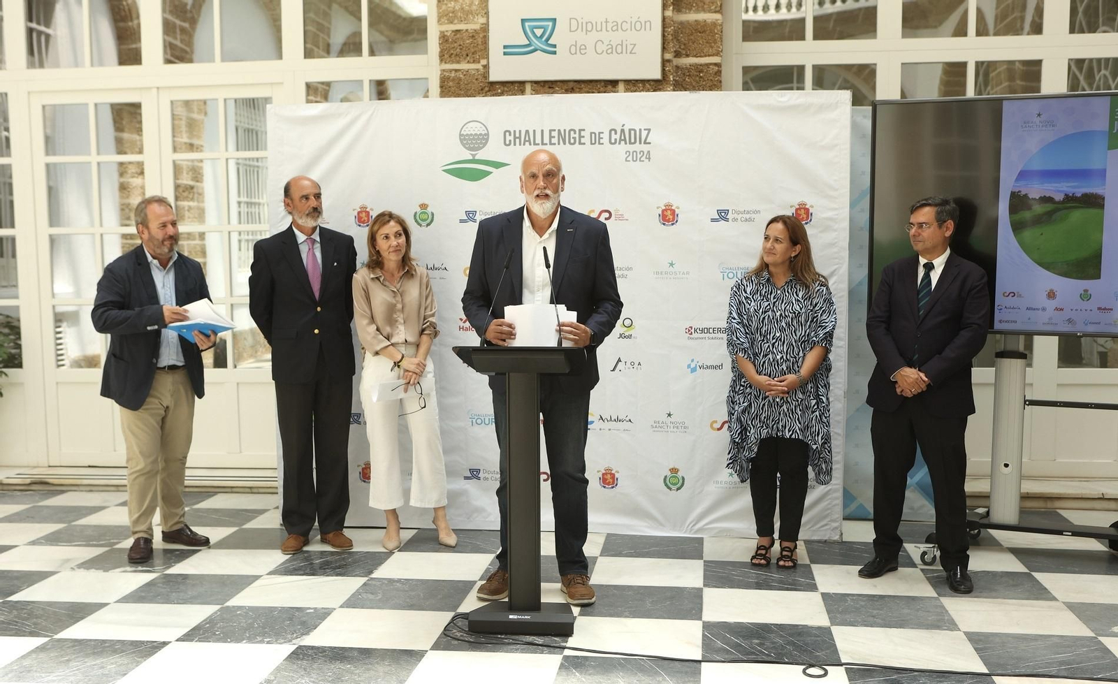 Javier Vidal se dirige a los presentes.