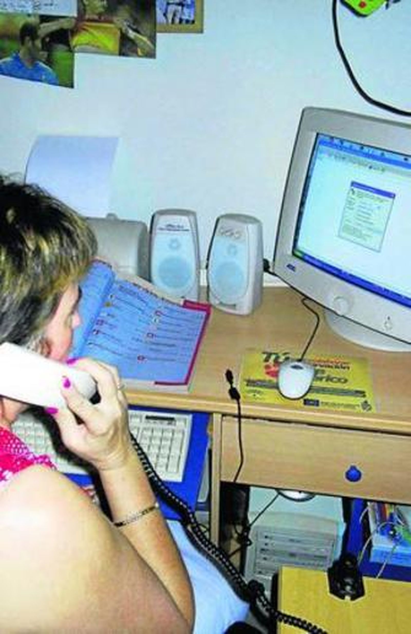 Una usuaria llama a un servicio de atención al cliente.