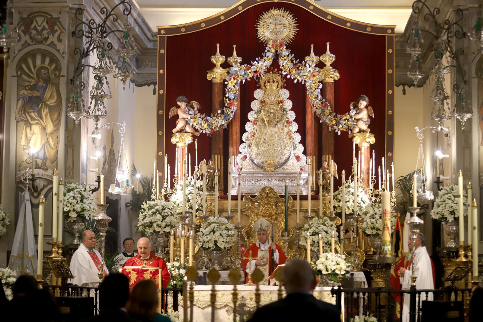 Imágenes de la misa de Pentecostés atípica y a puerta cerrada por el coronavirus, en la parroquia de la Asunción de Almonte