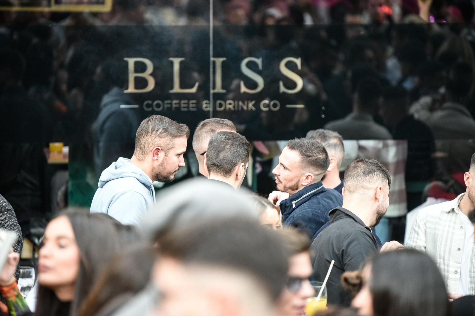 Imágenes de las celebraciones en el centro de Huelva la tarde del 24
