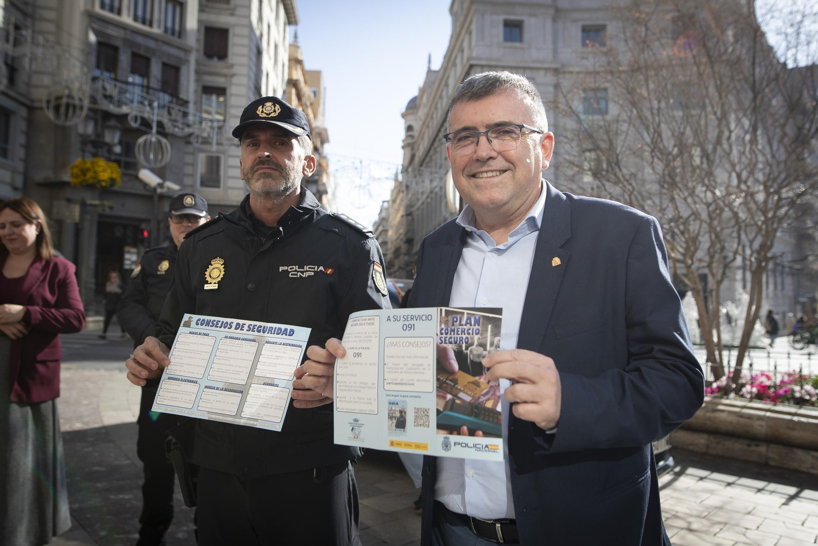 El subdelegado José Antonio Montilla y el comisario jefe provincial, Rafael Rodríguez, presentan el Plan Comercio Seguro