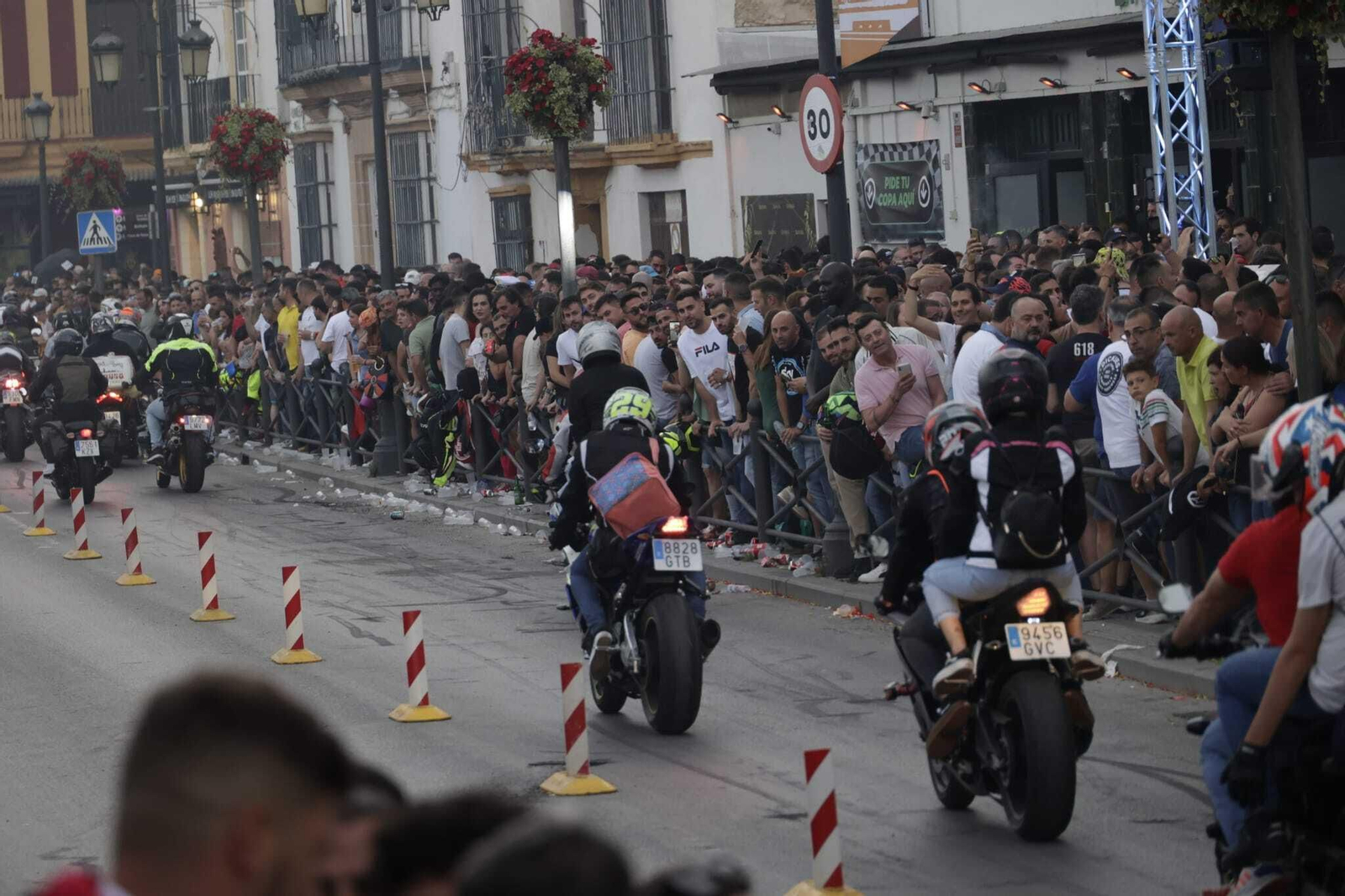 El viernes de motorada en El Puerto, en imágenes