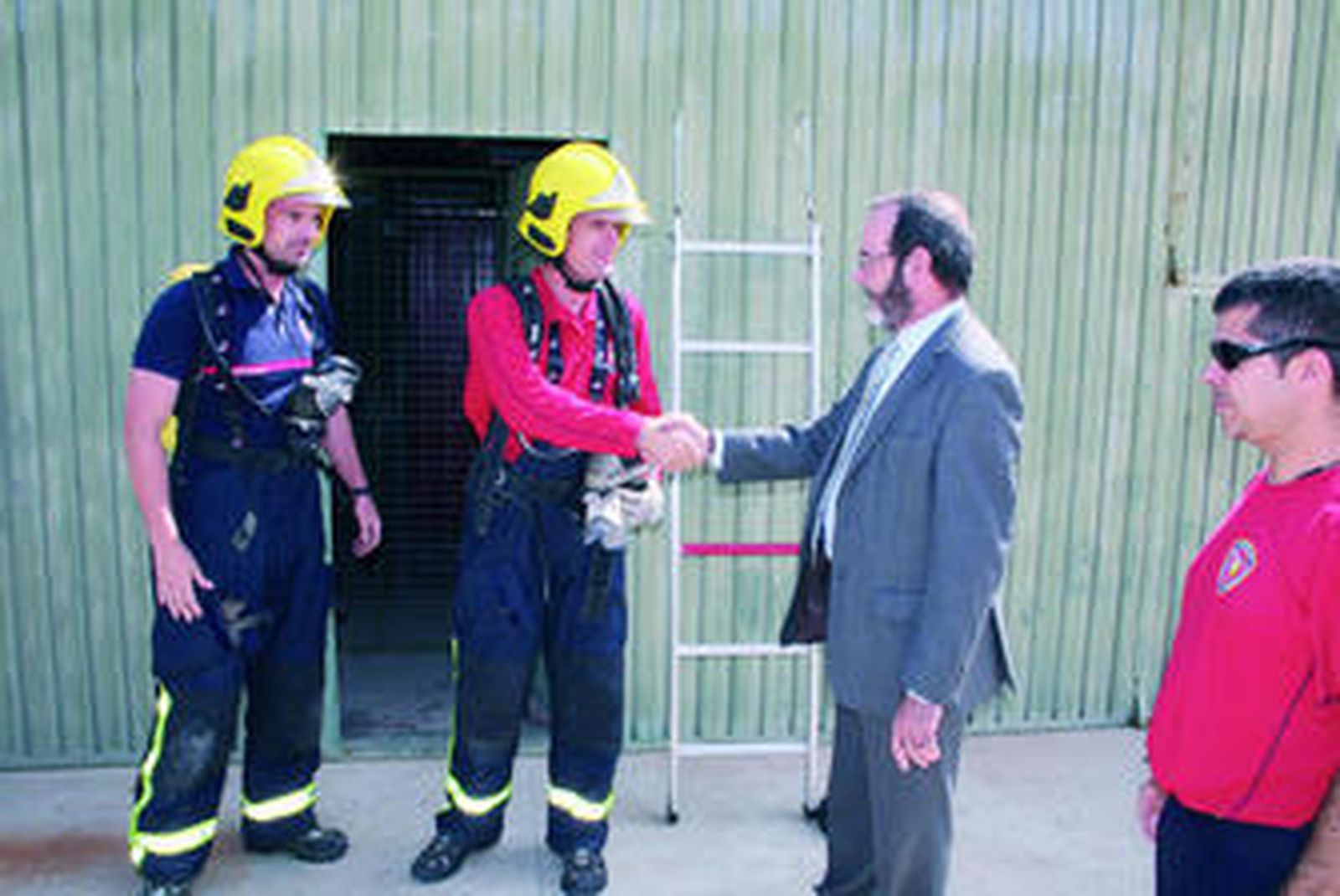 Cristóbal Guerrero, ayer en Antequera, saluda a unos bomberos.