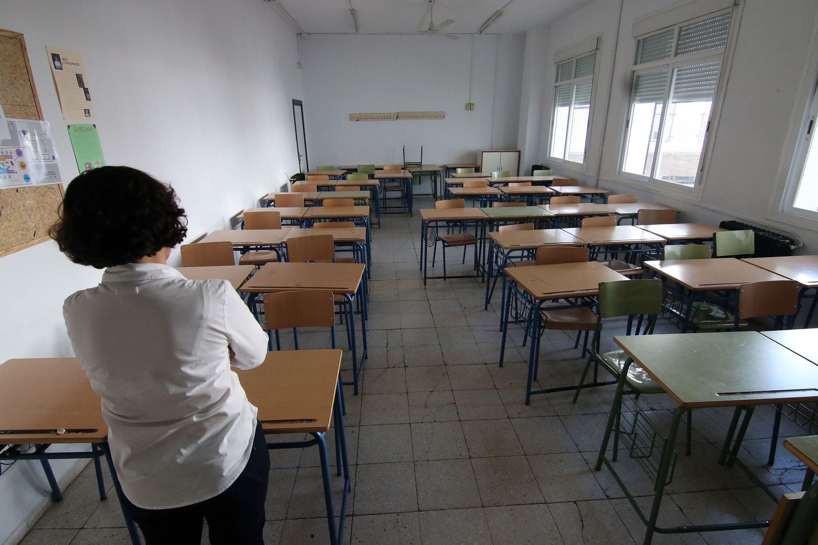 Una profesora en una clase de un centro educativo.
