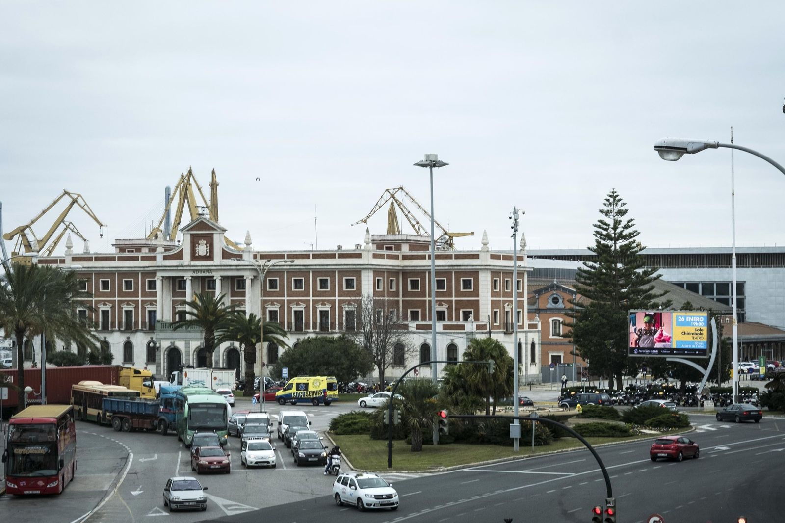 Una vista de la fachada del edificio de la Aduana, ante la antigua estación de tren.