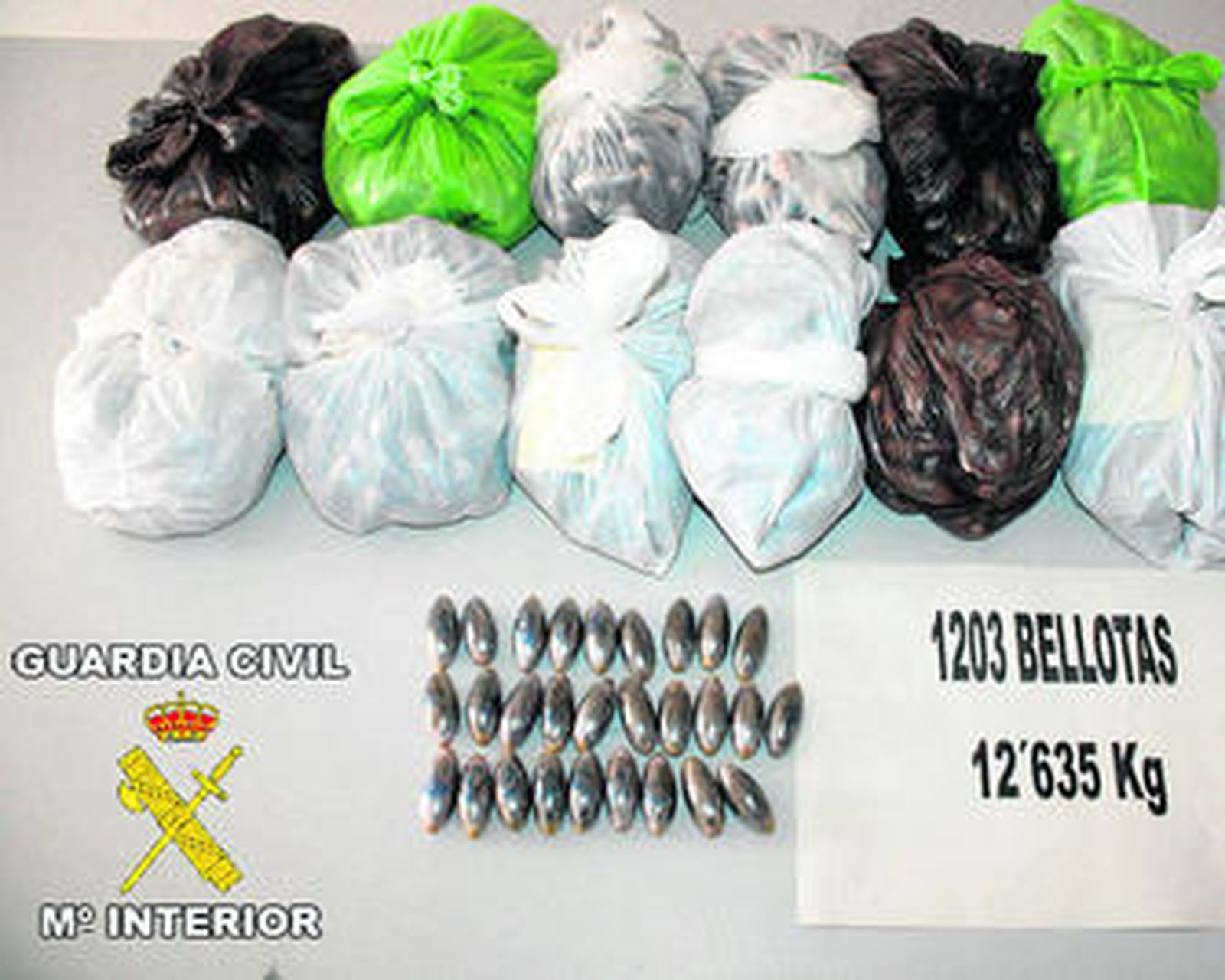 Parte de la carga de bellotas de droga que se incautó la Benemérita.