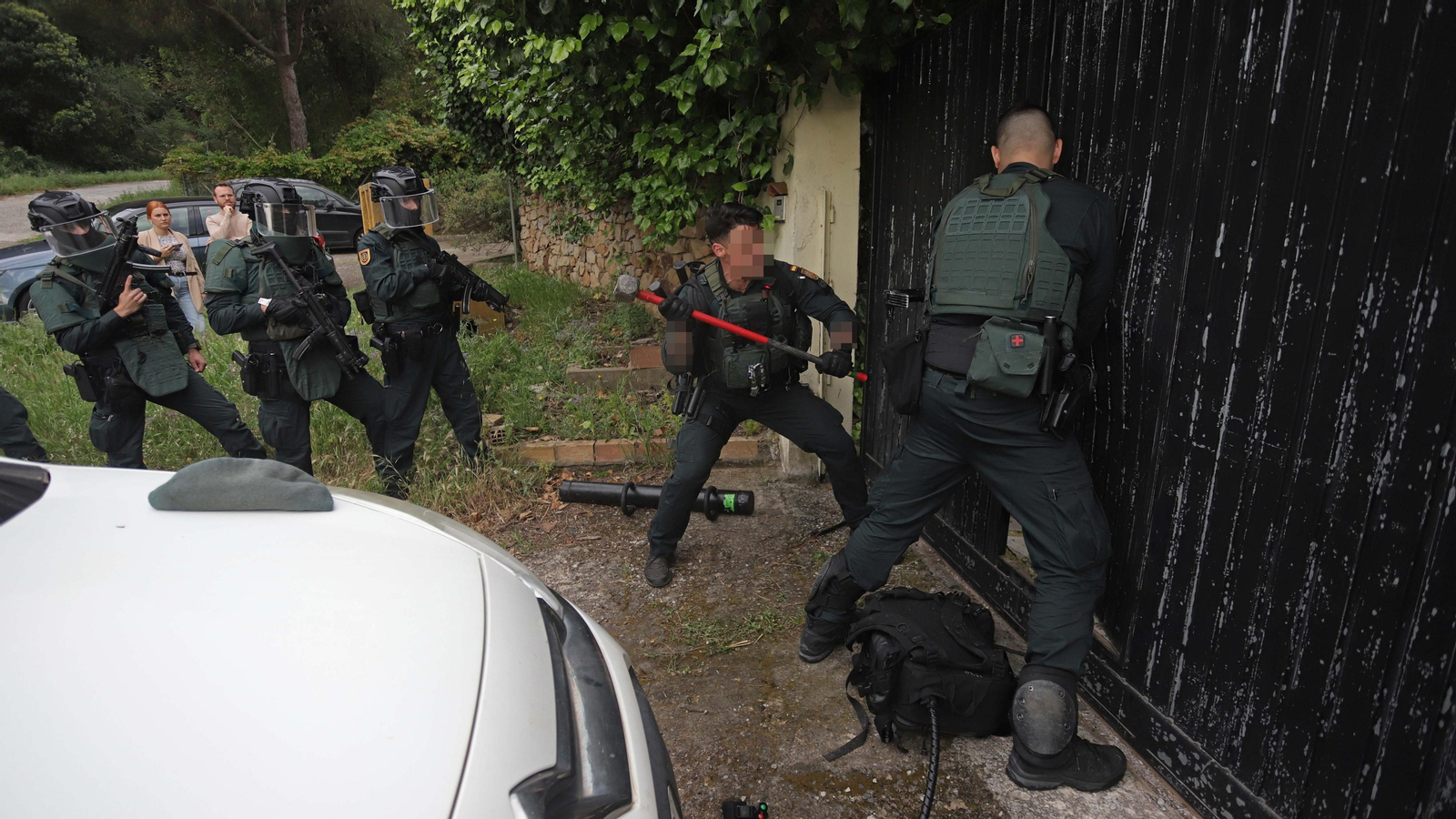 Fotos de los registros de la Guardia Civil en Benharás