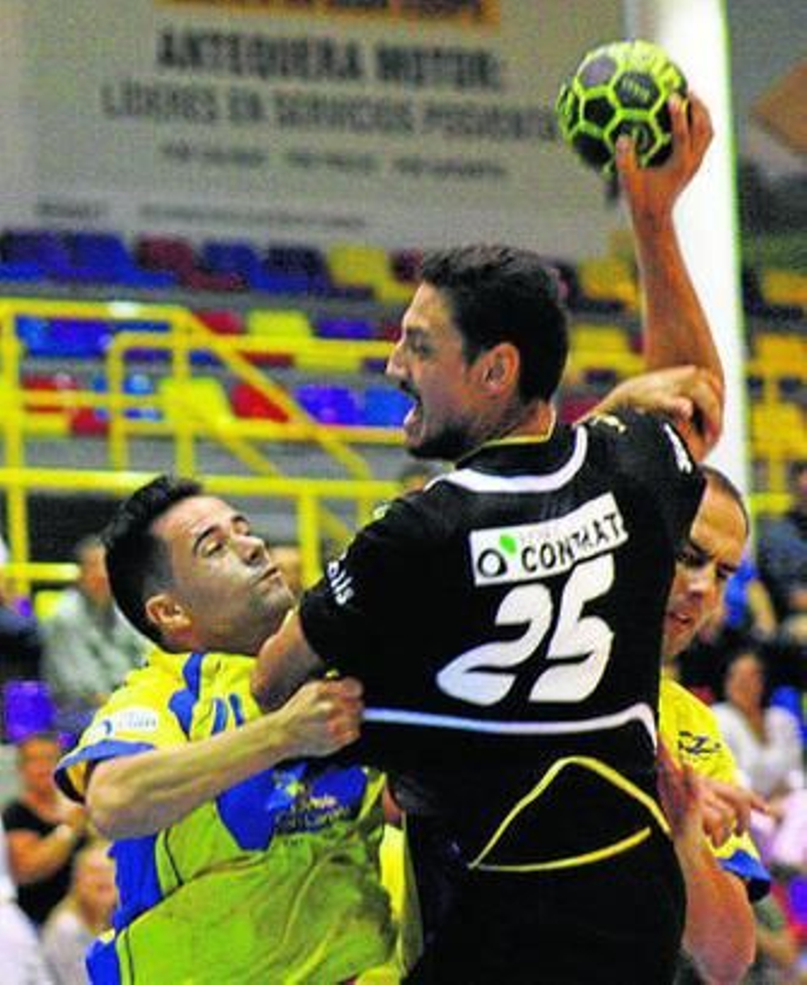 Alexis intenta realizar un lanzamiento.