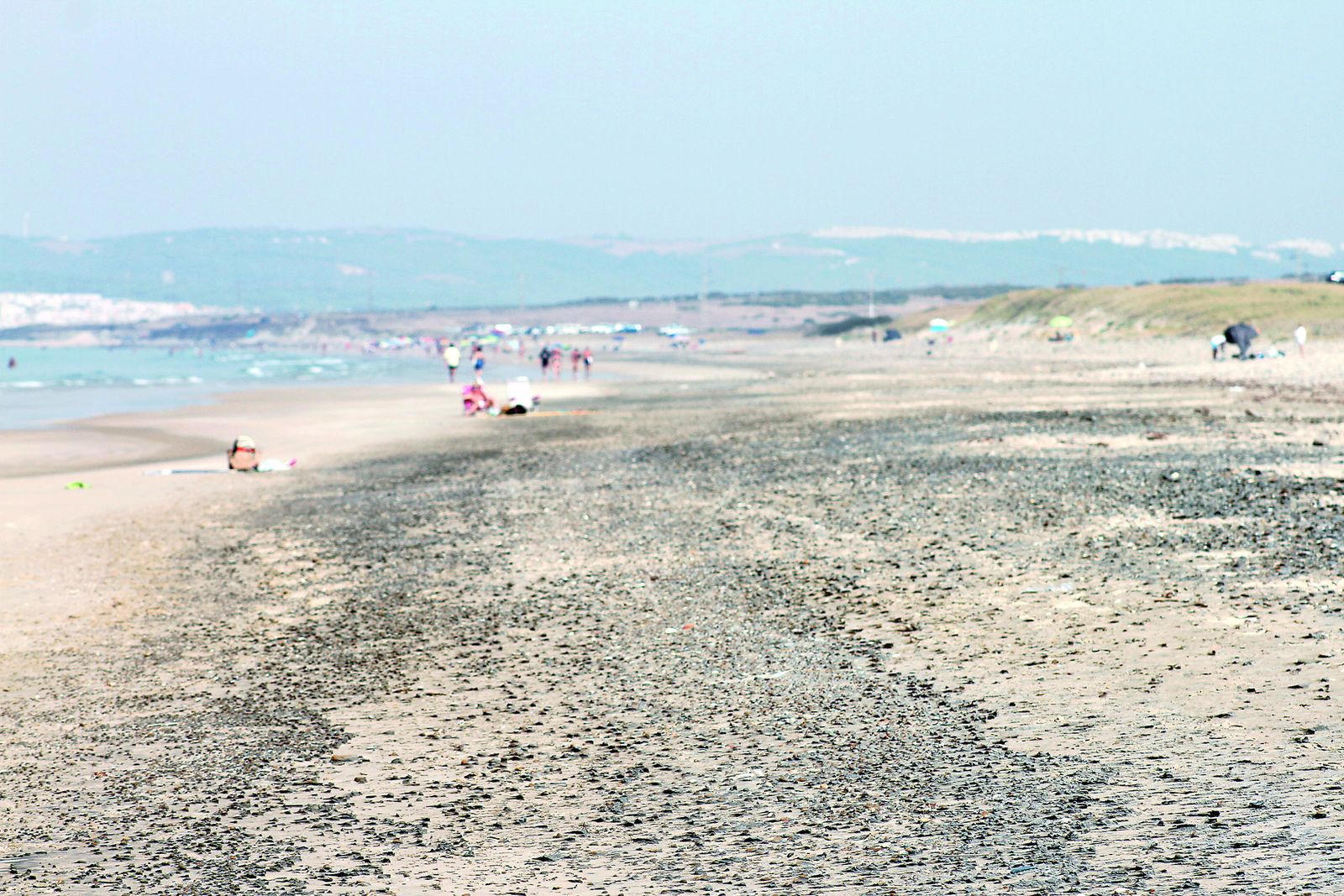 El emisario submarino parte desde esta zona de la playa de El Botero, entre Barbate (al fondo de la imagen a la izquierda) y Zahara de los Atunes.