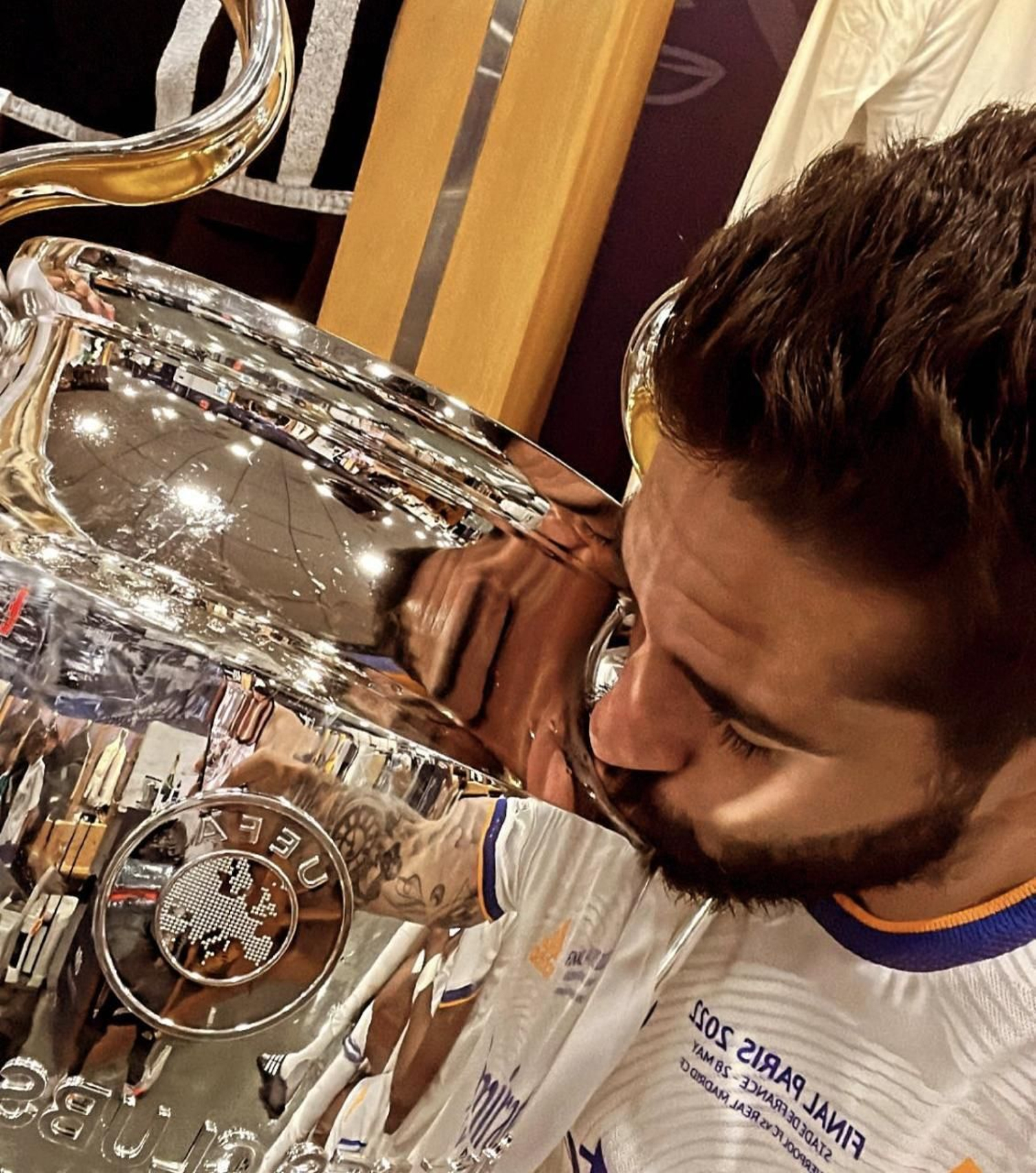 Isco Alarcón, con la Copa. Isco Alarcón, con la Copa.