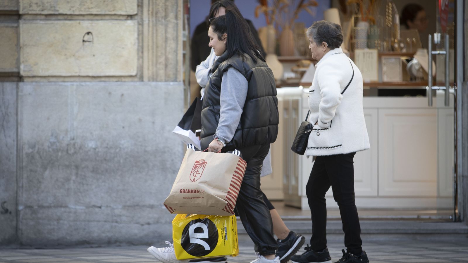Los granadinos han aprovechado el domingo para ir al Centro y a los centros comerciales