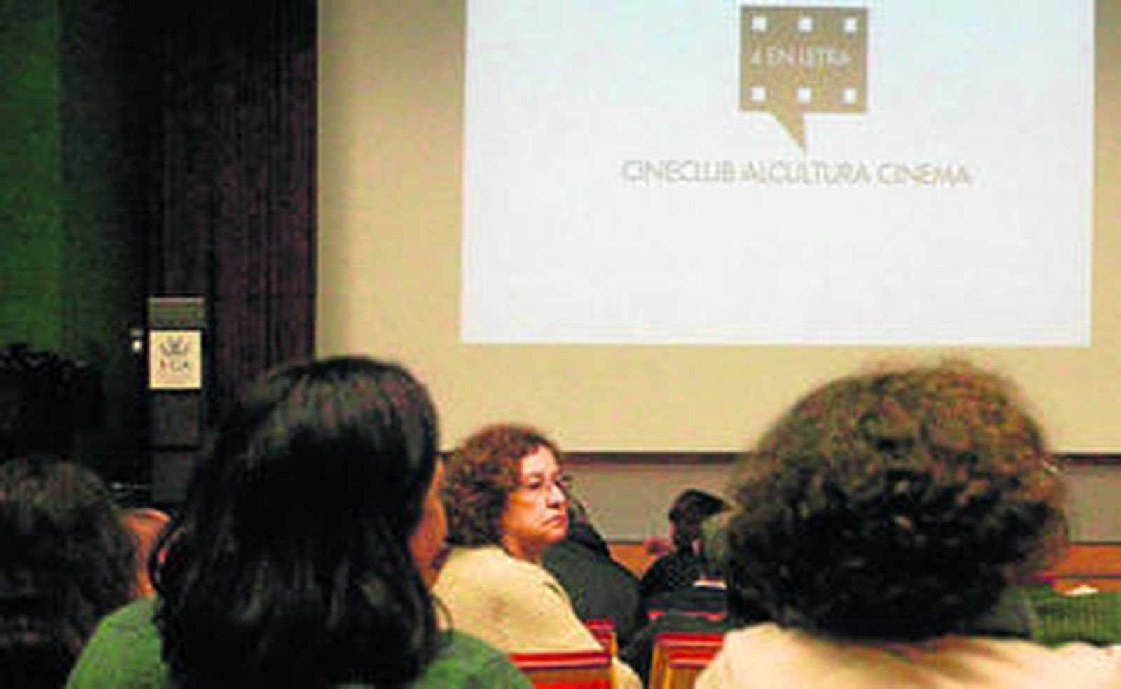 Varios de los asistentes a la proyección inaugural del cineclub de AlCultura, en la Politécnica.