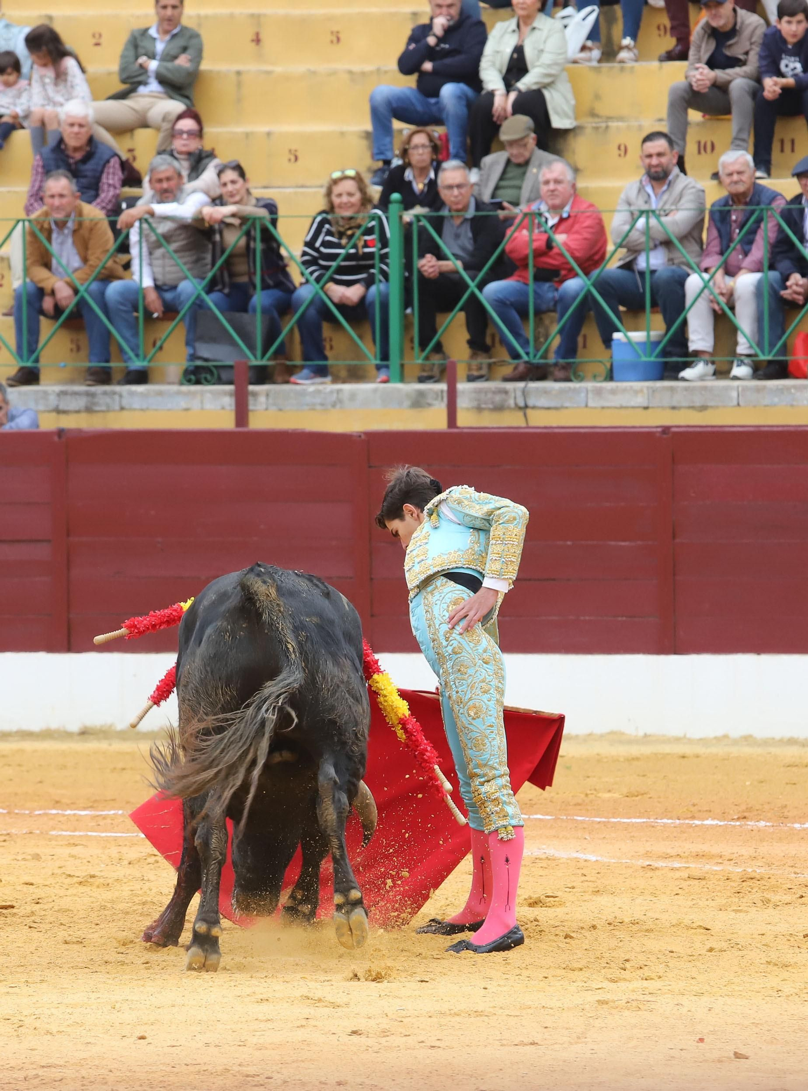 Imágenes de la novillada previa a la Semana Santa en la plaza de toros de La Línea
