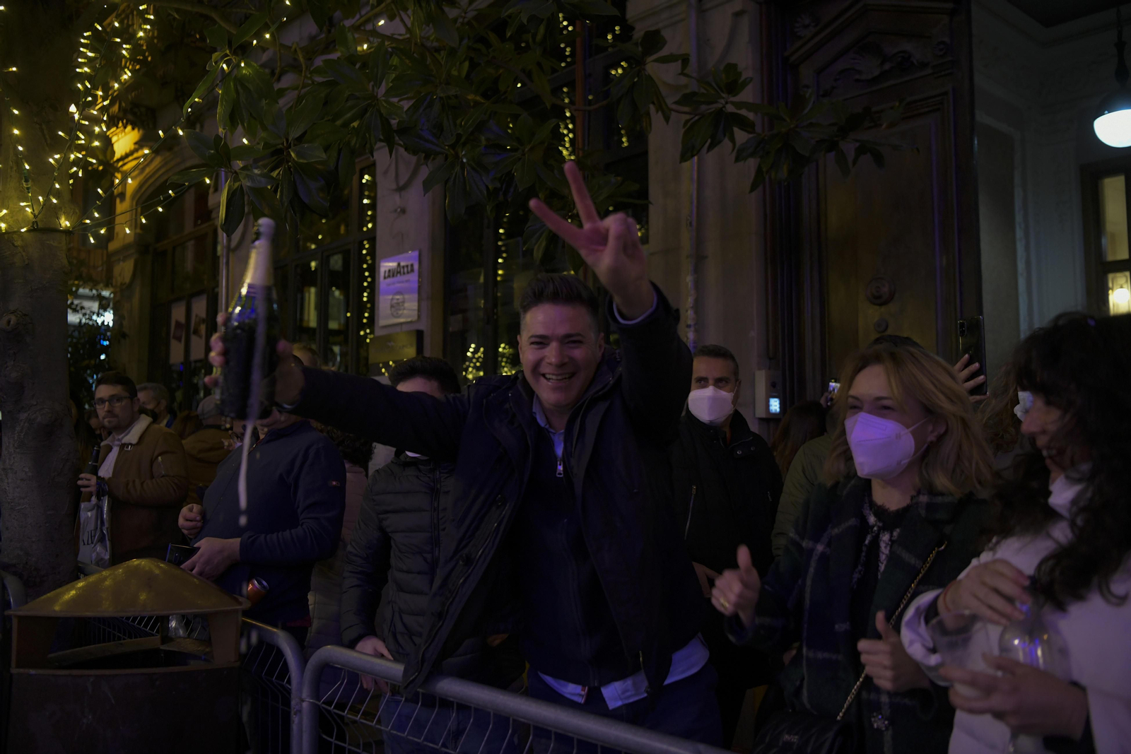 Así fue la Nochevieja 2021 en Granada, en imágenes: uvas en una Plaza del Carmen vallada y ambiente de fiesta en la calle