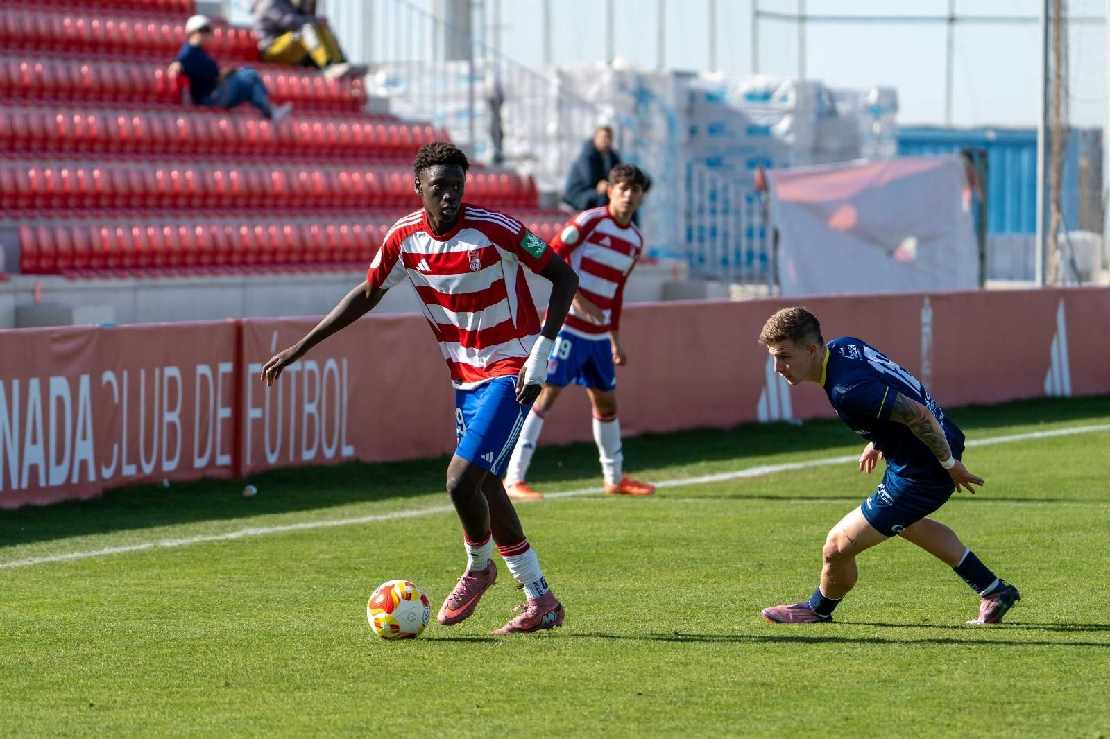 Bourama, en un partido del Recreativo Granada en la Ciudad Deportiva.