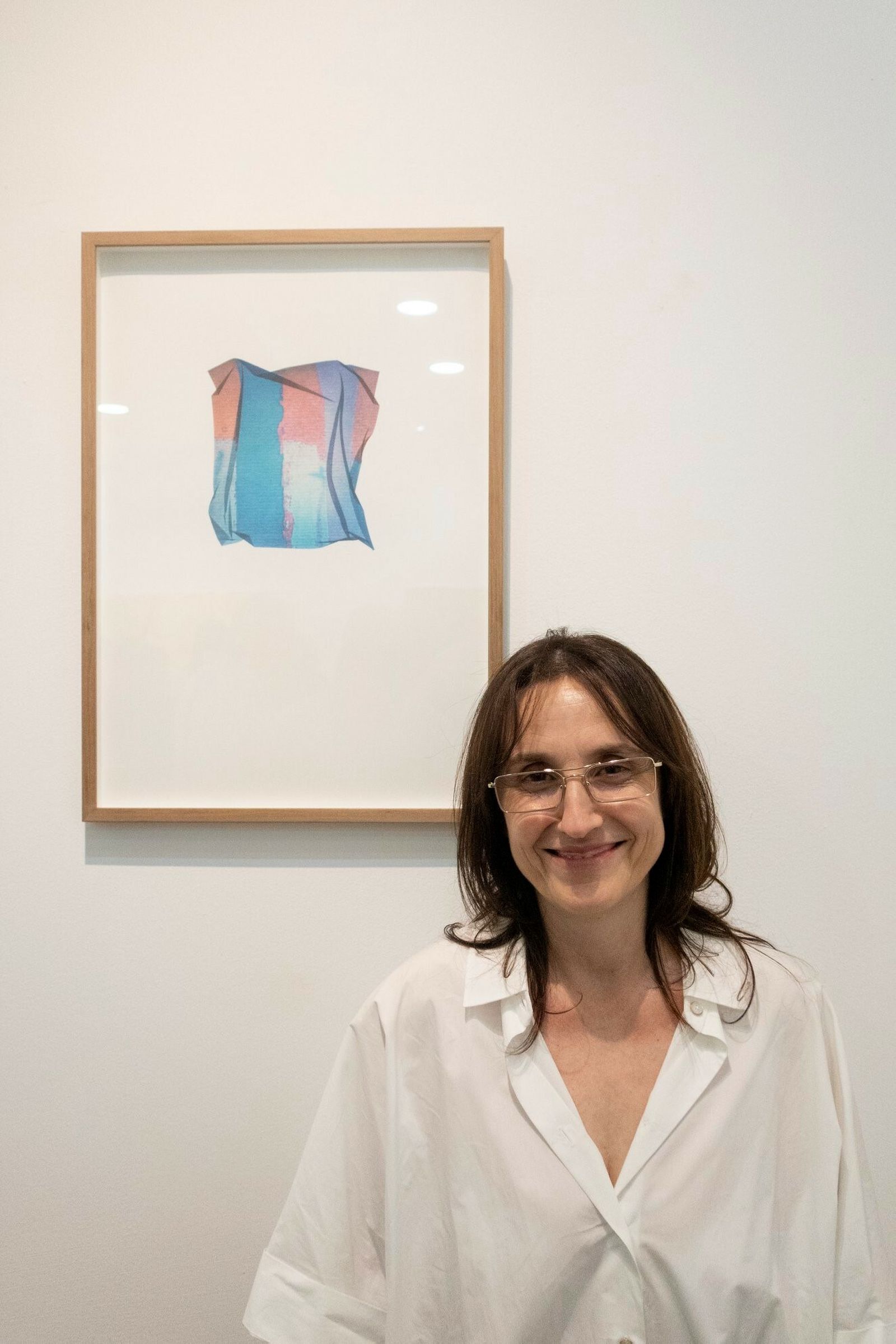 Isabel Aranda con una de las obras que expone en MECA.