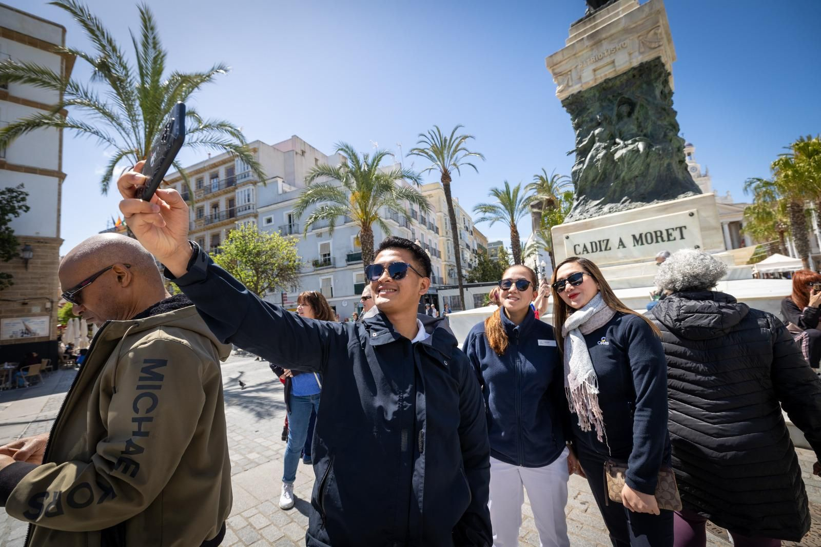 Imágenes de los cruceristas que han llegado a Cádiz este 1 de mayo festivo