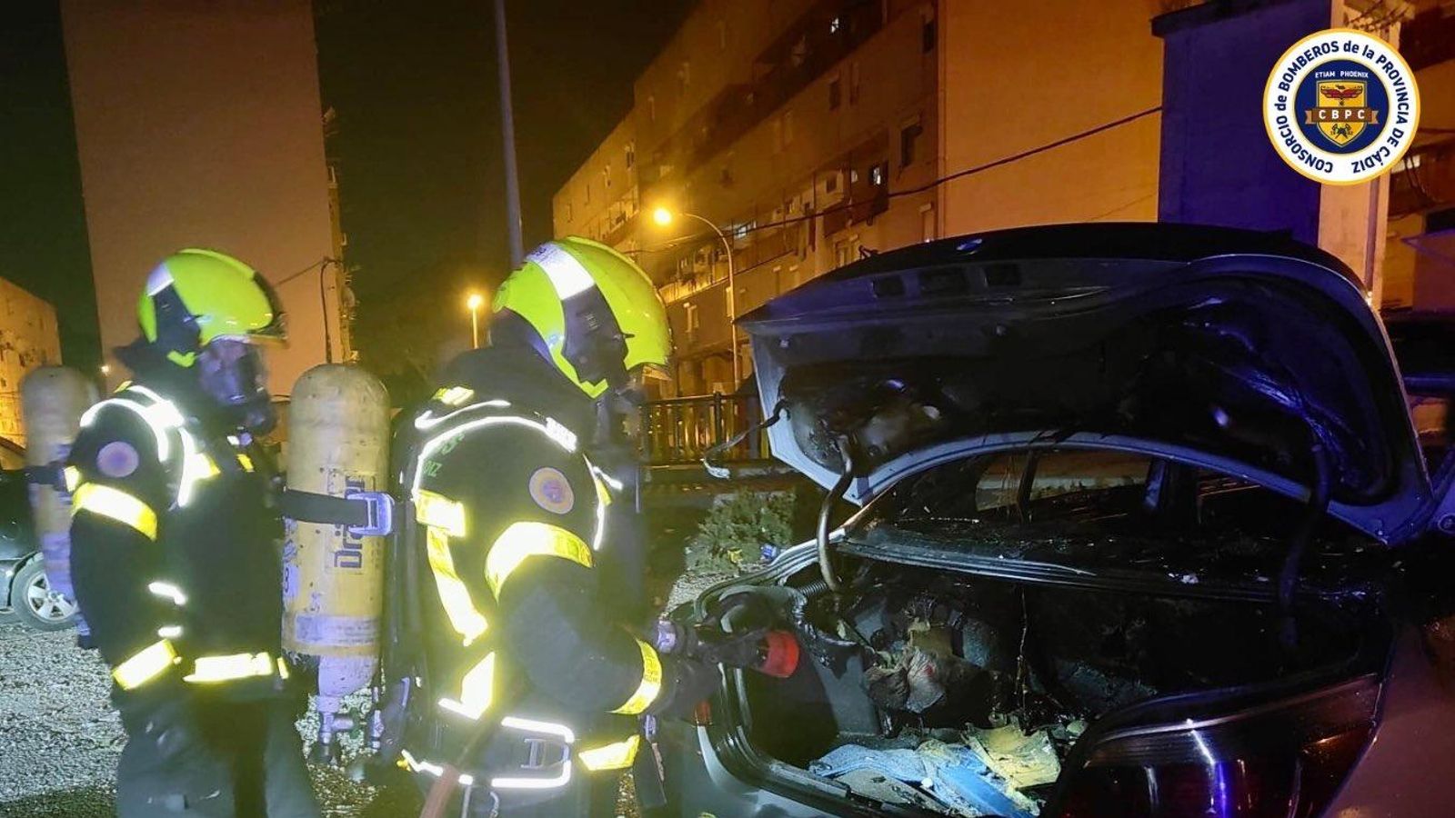 Dos de los bomberos del Parque de Jerez durante las tareas de extinción