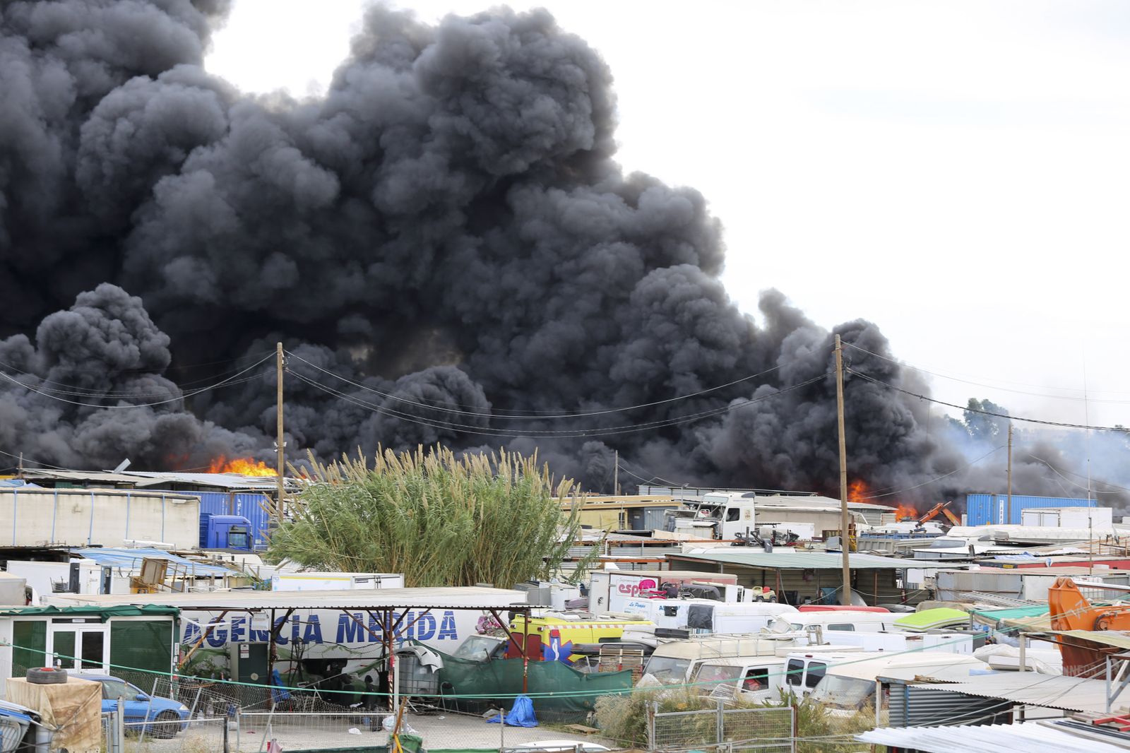 Fotos del incendio de varios vehículos en un aparcamiento de caravanas del polígono Guadalhorce