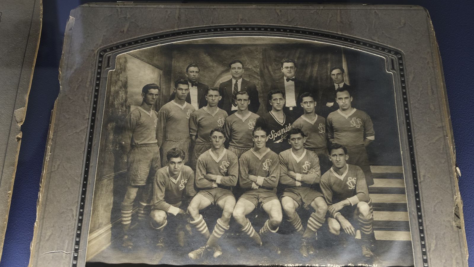 Imágenes de la exposición 'Emigrantes Invisibles. Españoles en EEUU 1868/1945', en el Museo de Almería