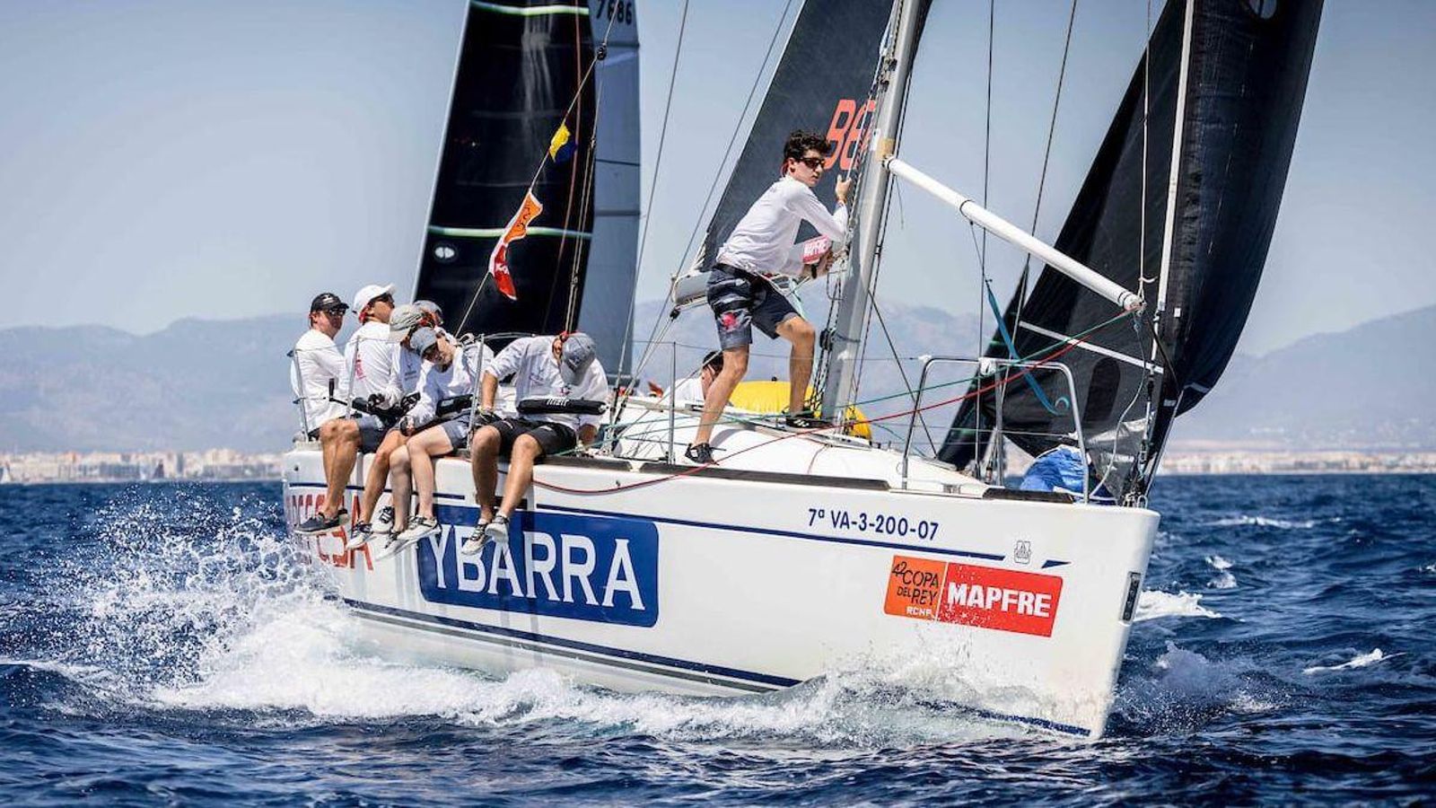 Arturo Montes, junto los tripulantes junto al bordo del barco Ybarra. Arturo Montes, junto los tripulantes junto al bordo del barco Ybarra.