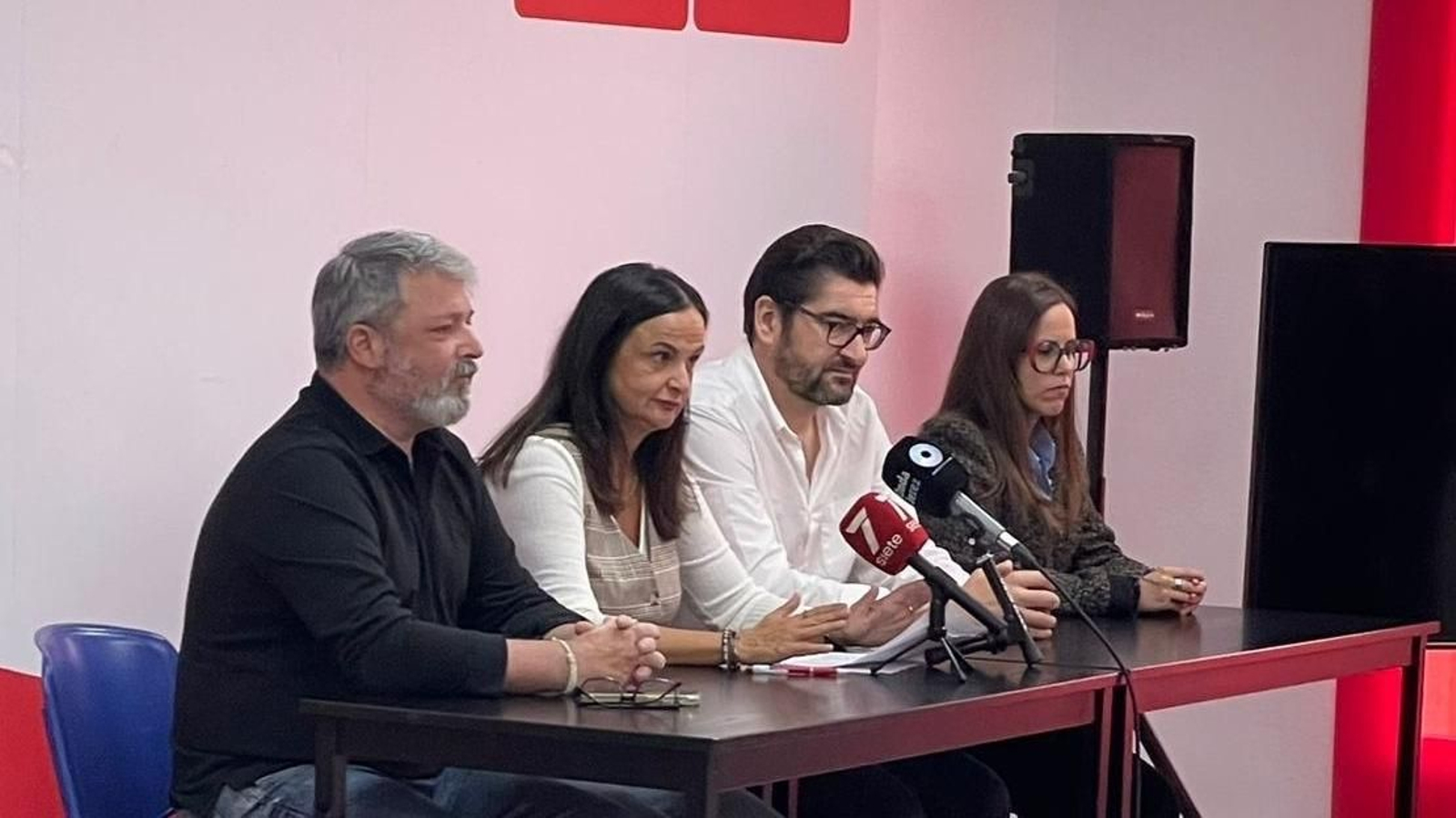 Áfrivca Becerra, (segunda izquierda), durante su intervención ante los medios tras presentar su candidatura a la Secretaría General del PSOE de Jerez Áfrivca Becerra, (segunda izquierda), durante su intervención ante los medios tras presentar su candidatura a la Secretaría General del PSOE de Jerez
