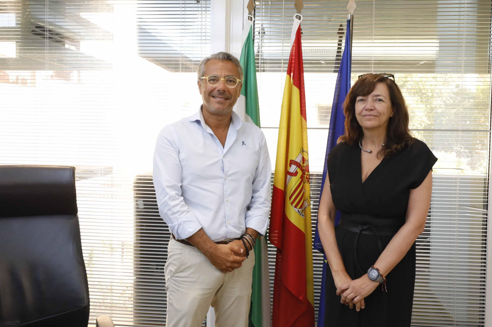 El concejal de Ordenación del Territorio, José Eduardo Díaz, y la nueva decana del Colegio de Arquitectos de Málaga, Susana Gómez de Lara.