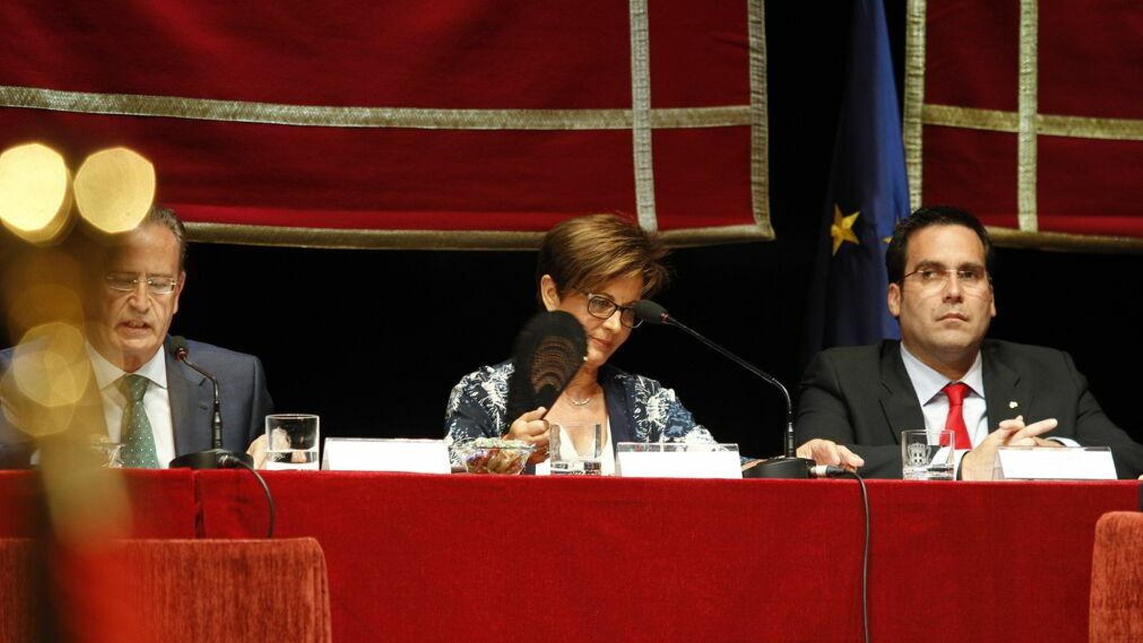 Adriana Valverde haciendo uso del abanico en el Auditorio Maestro Padilla