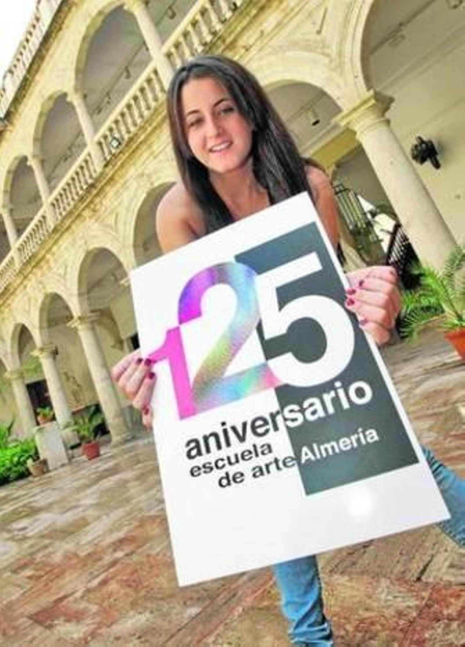 Valentina Vázquez posa junto a su cartel.