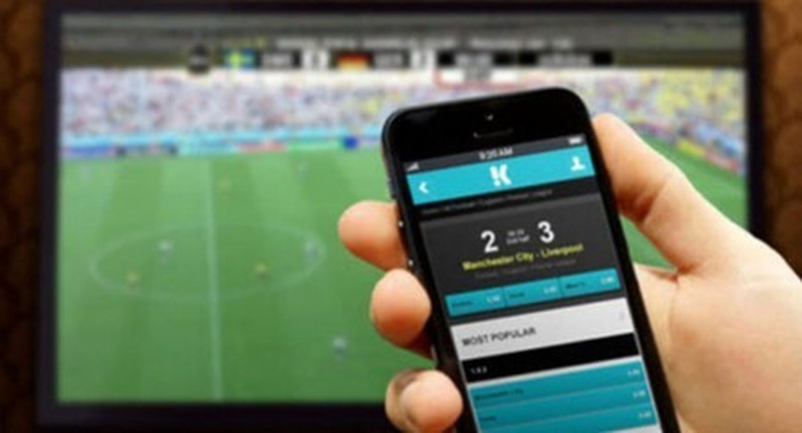 Un hombre consulta en su móvil una página de apuestas 'on line'