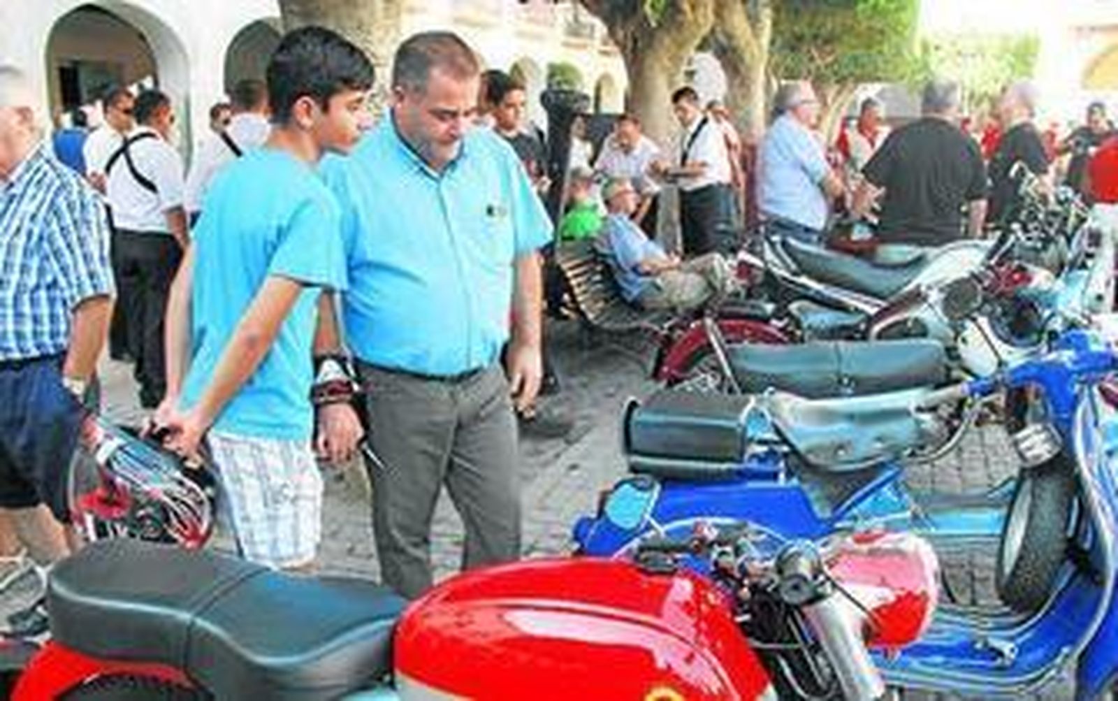 Las motos antiguas rugen en la calle en su mayoría de edad