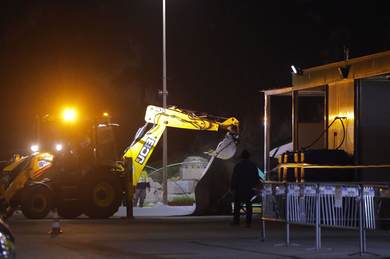 El derribo de la gasolinera de Alcosa, todas las fotos