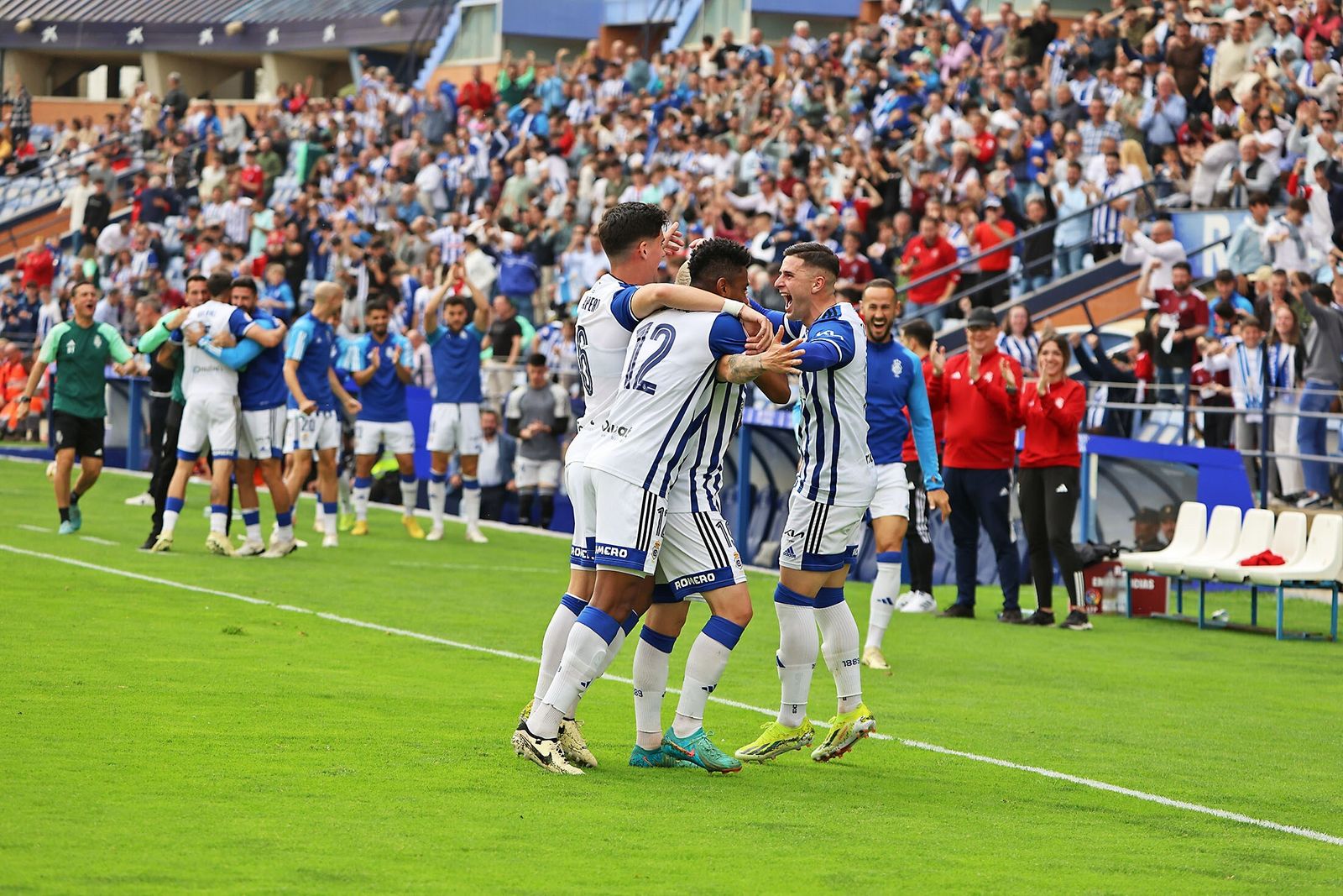 Los jugadores del Decano celebran el gol de Trapero en el Recre-Mérida.
