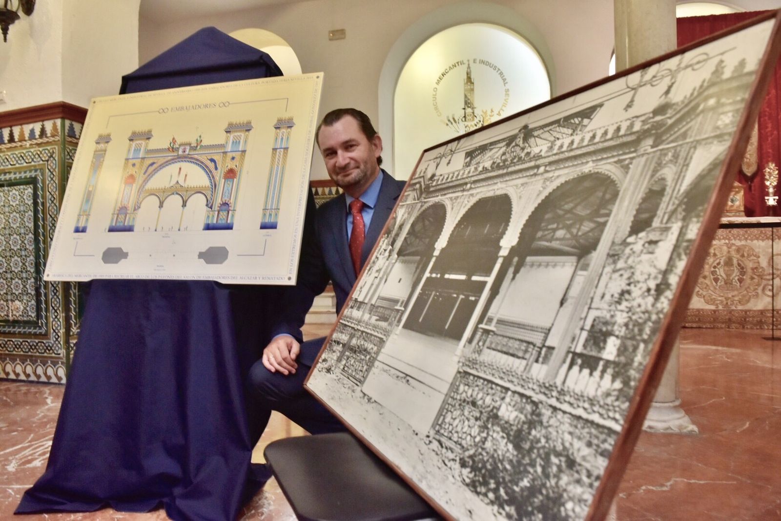 César Ramírez posa con el diseño de la portada y la foto de la antigua caseta del Círculo Mercantil..