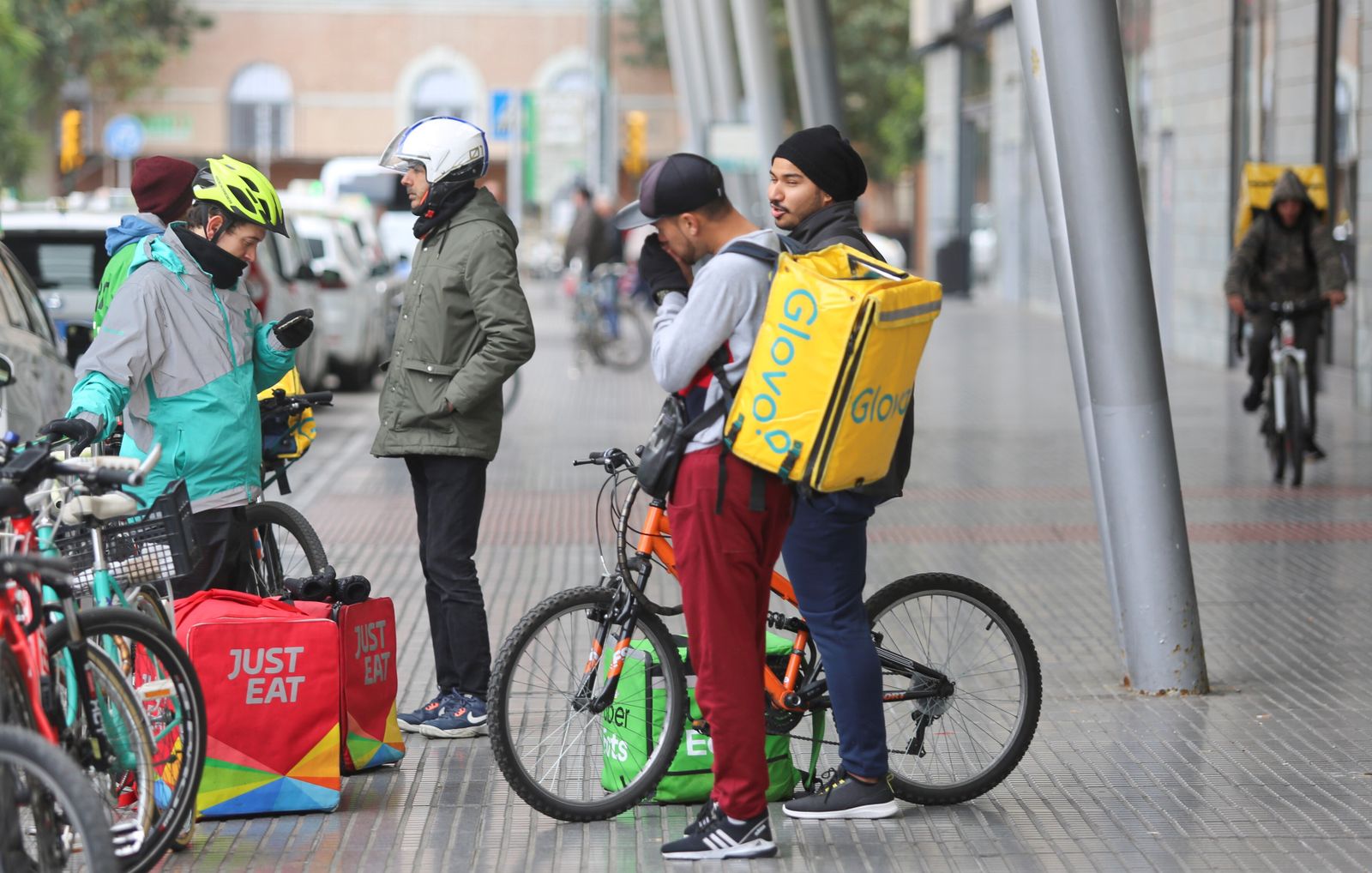 Trabajadores de reparto de comida a domicilio.