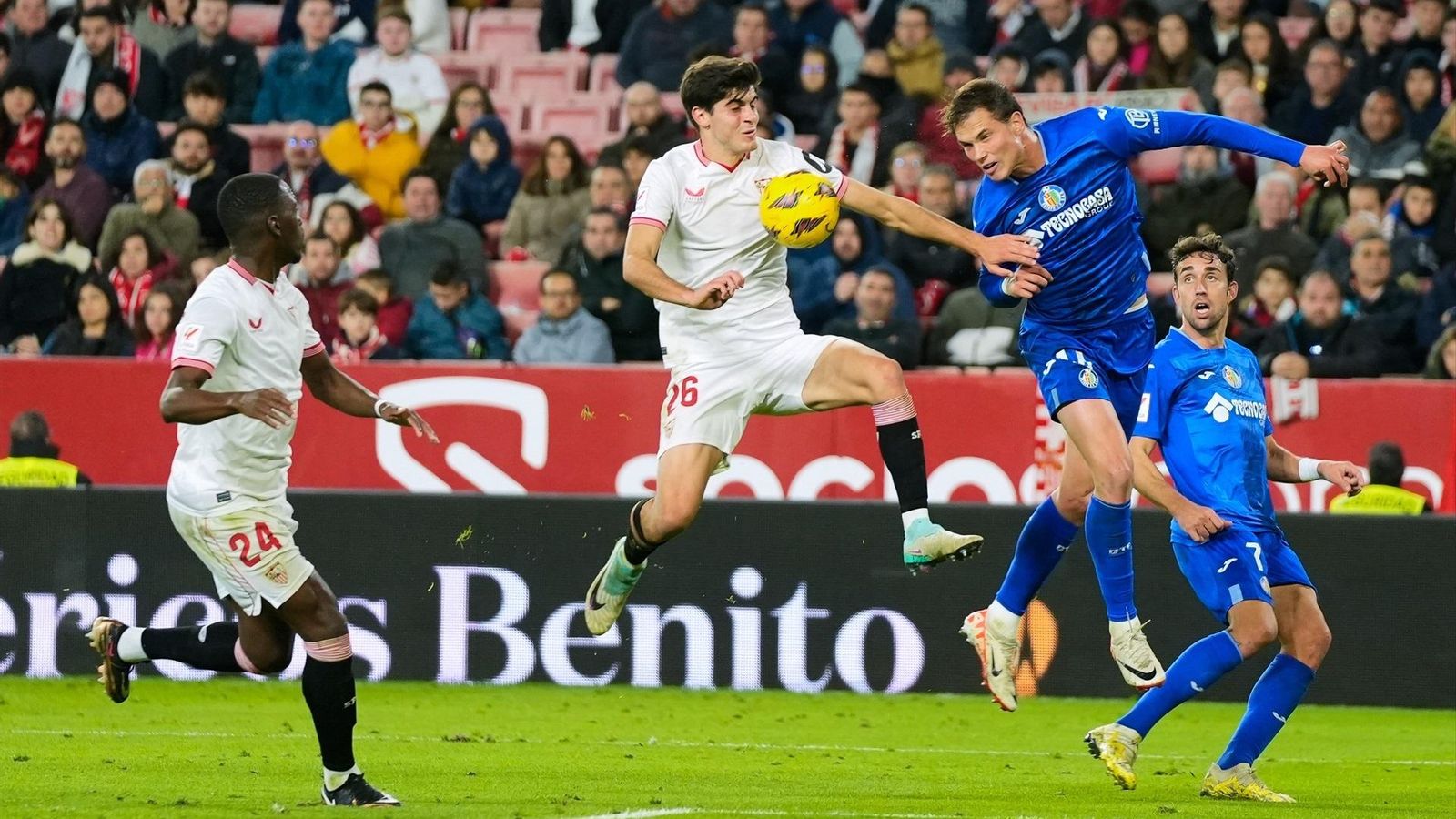 Juanlu comete su segundo penalti tras tocar de cabeza Latasa.