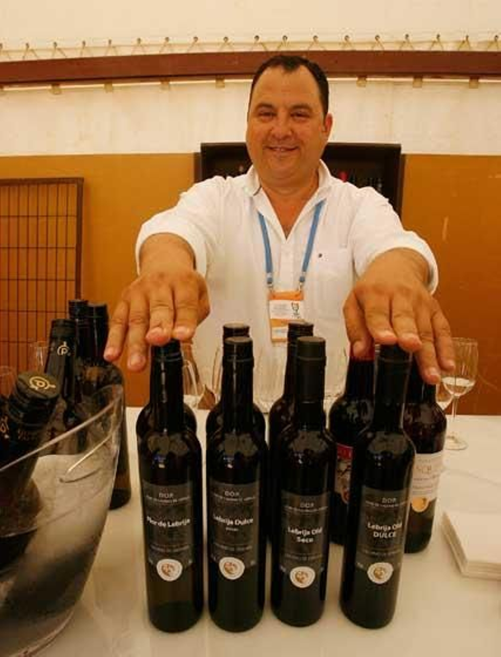 Félix González, ayer en su stand del patio de San Fernando del Alcázar.

Foto: Pascual