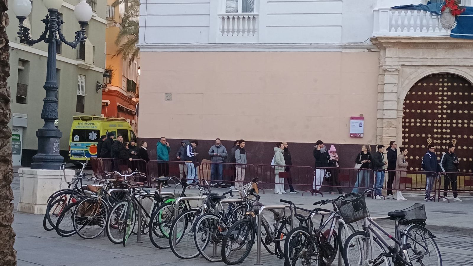 A primera hora del sábado ya había personas haciendo colas en la puerta del Ayuntamiento de Cádiz.