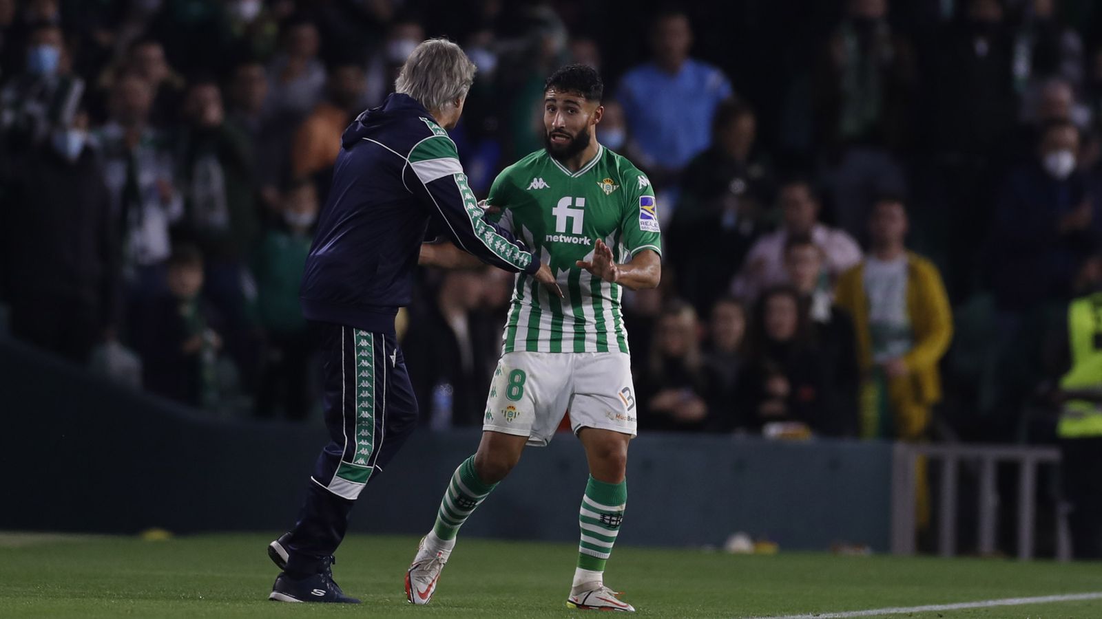 Fekir conversa con Pellegrini en un momento del partido.