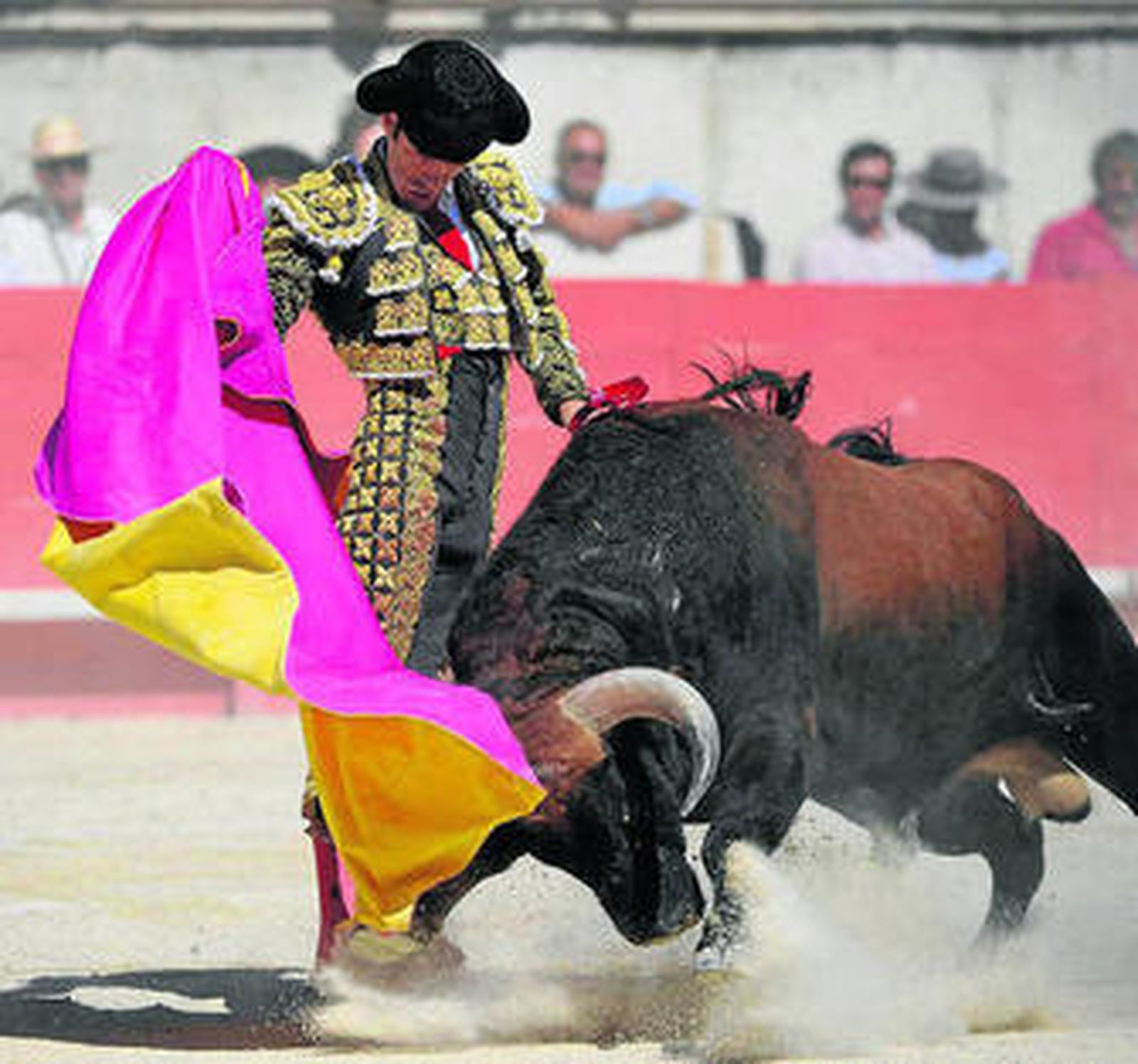 José Tomás, con el capote en la corrida de Nimes de septiembre de 2012.
