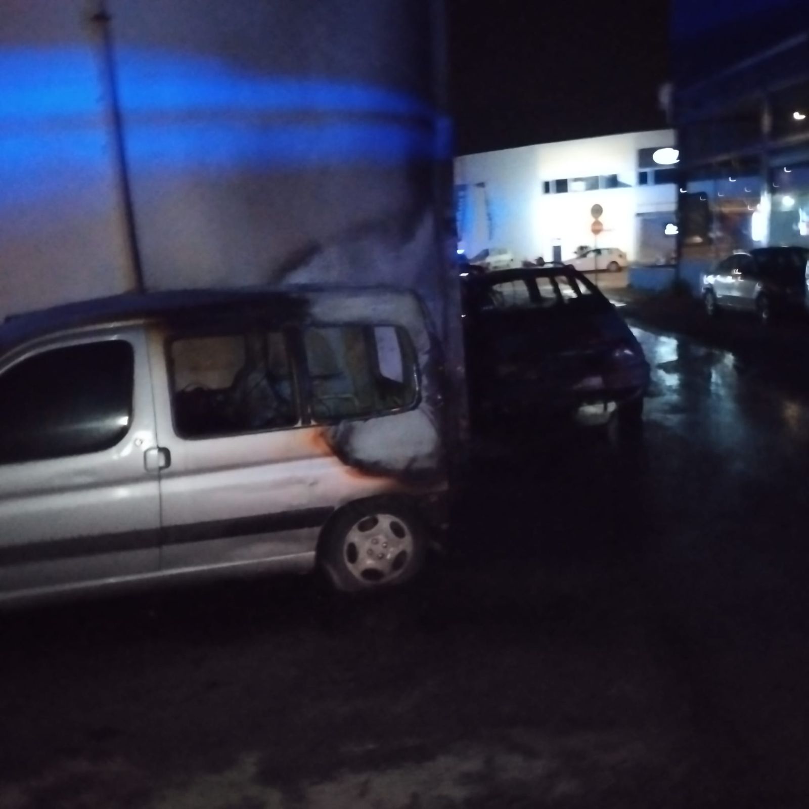 Un vehículo afectado por las llamas