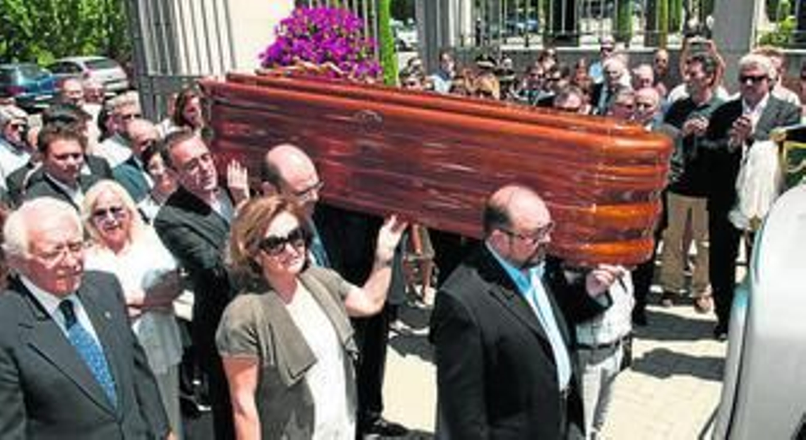 Llegada del féretro al cementerio.