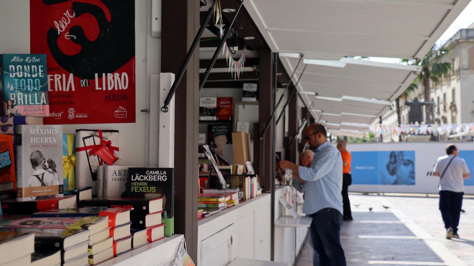 Un hombre contempla uno de los stands dispuestos en la última edición de la Feria del Libro de Huelva.