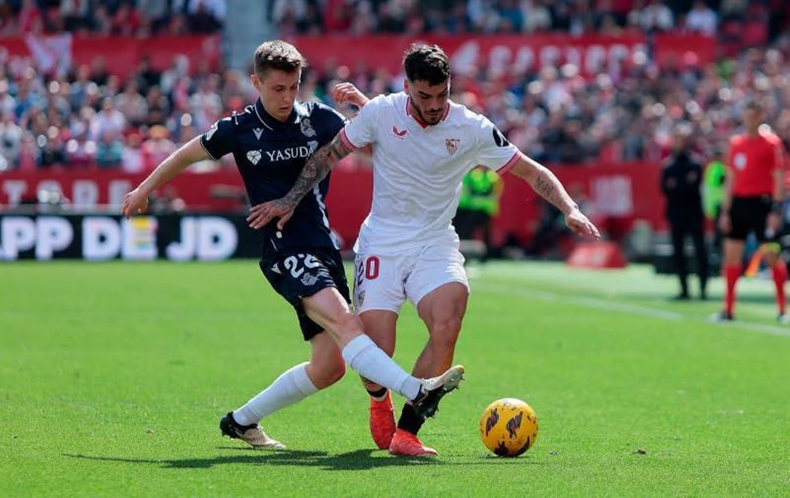 Isaac aguanta la pelota ante Pacheco.