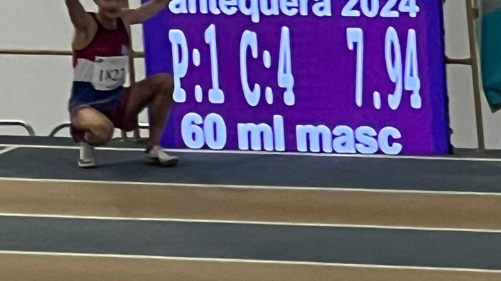 Carlos Valera posa con la marca con la que consiguió batir el récord de España.