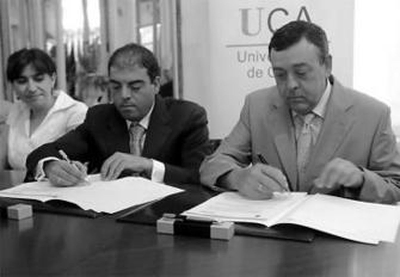 Lorenzo Amor, por ATA, y Diego Sales, por la UCA, firmaron el acuerdo.