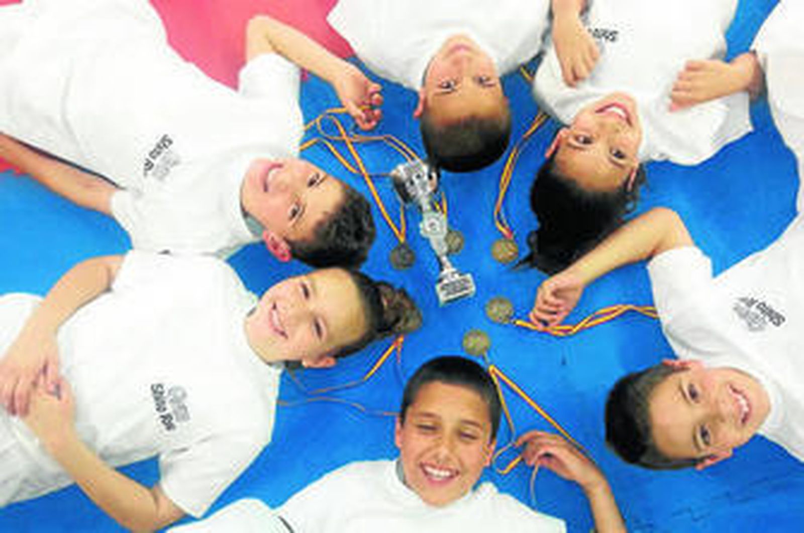 Alba Angulo, Raquel Cobo, Javier Delgado, Alejandro Jiménez, Antonio Civantos y Francis Lardón con las medallas.