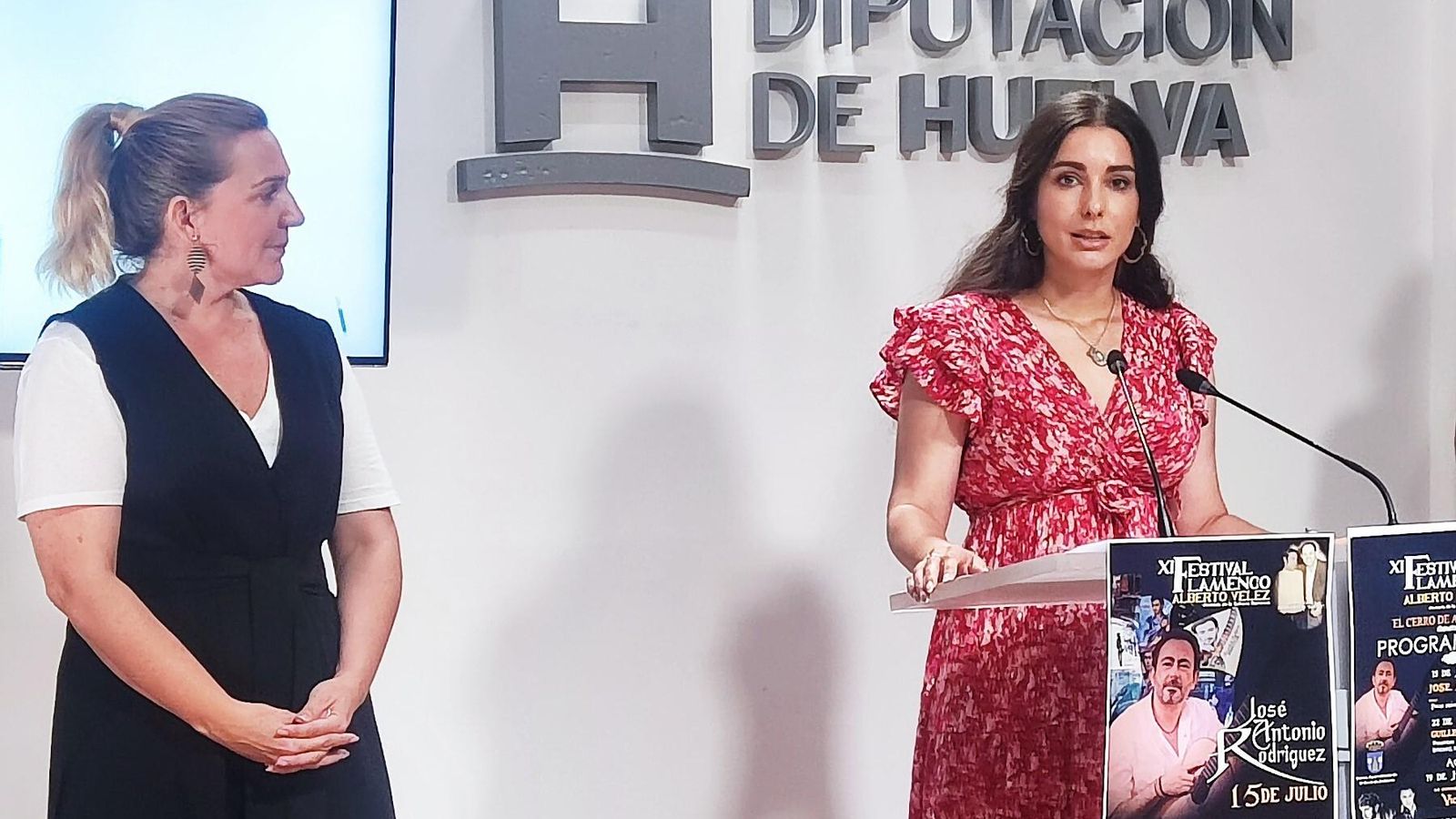 La alcaldesa de El Cerro del Andévalo, Mariángeles Moreno, presenta el programa del Festival Flamenco